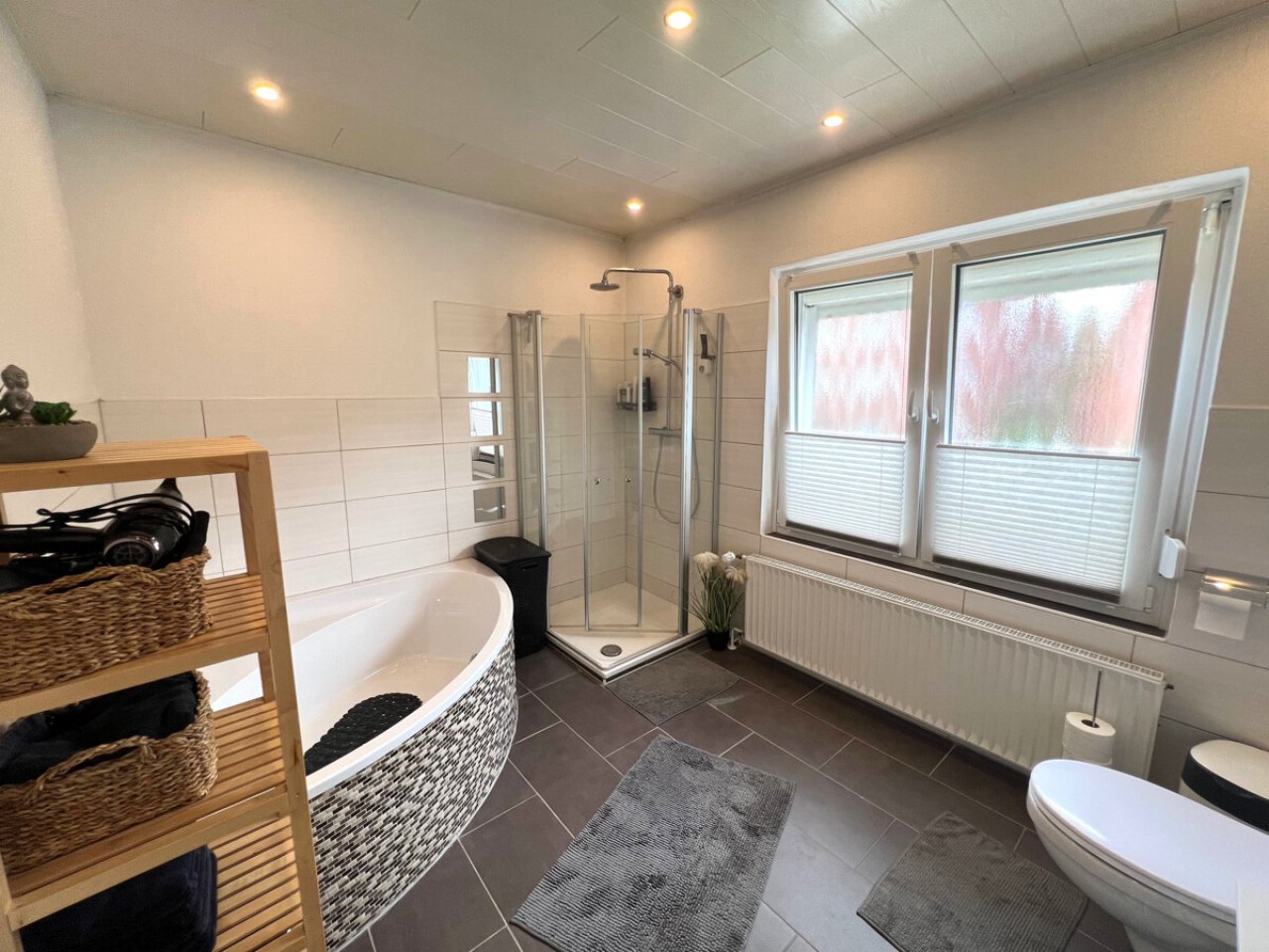 Modernes Badezimmer mit Dusche und Eckbadewanne Ansicht 2 Modernes Badezimmer mit Dusche und Eckbadewanne Ansicht 2
