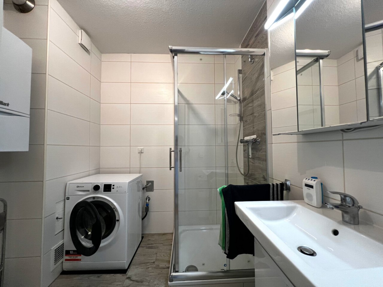 Modernes Badezimmer mit Dusche Modernes Badezimmer mit Dusche