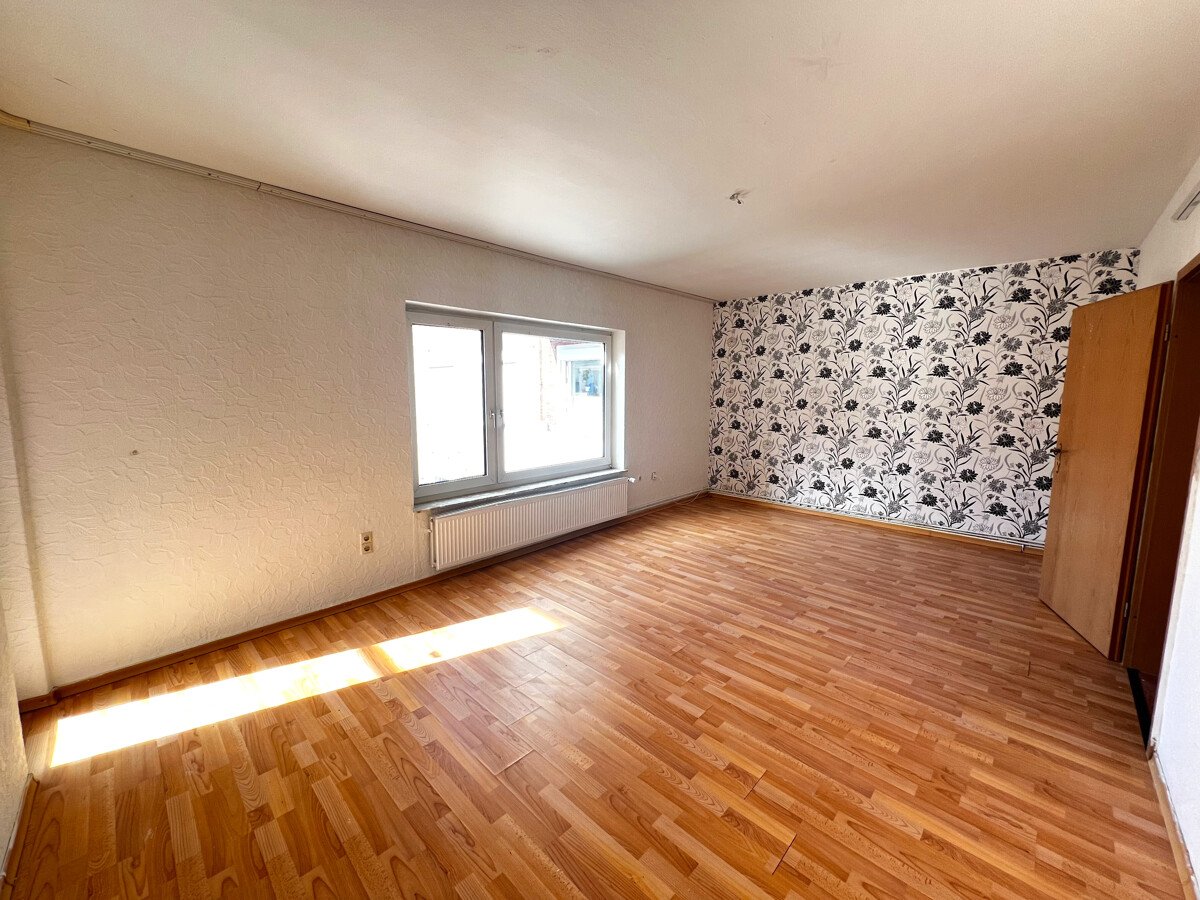 Großes Wohnzimmer mit Zugang Balkon Großes Wohnzimmer mit Zugang Balkon