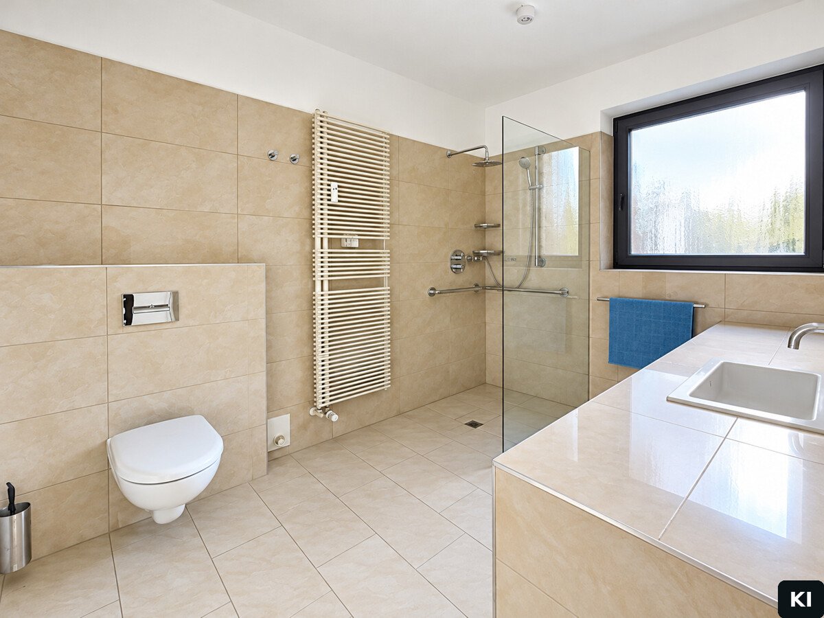 Modernes Tageslichtbad mit ebenerdiger Dusche Modernes Tageslichtbad mit ebenerdiger Dusche