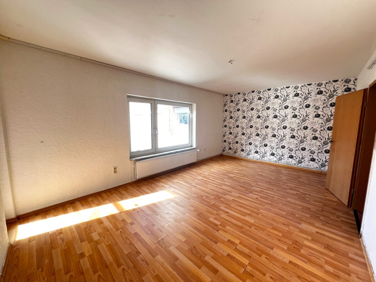Großes Wohnzimmer mit Zugang Balkon Großes Wohnzimmer mit Zugang Balkon