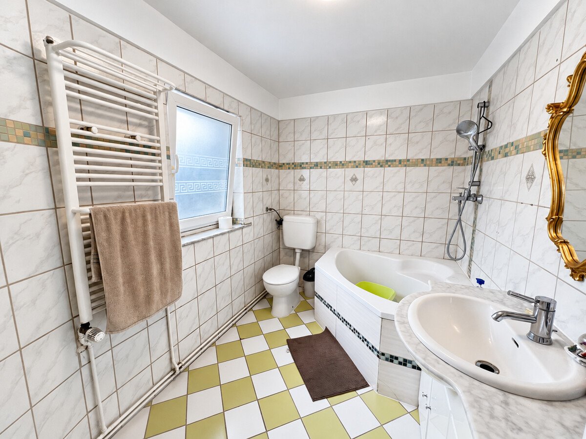 Angebautes Badezimmer mit Duschwanne