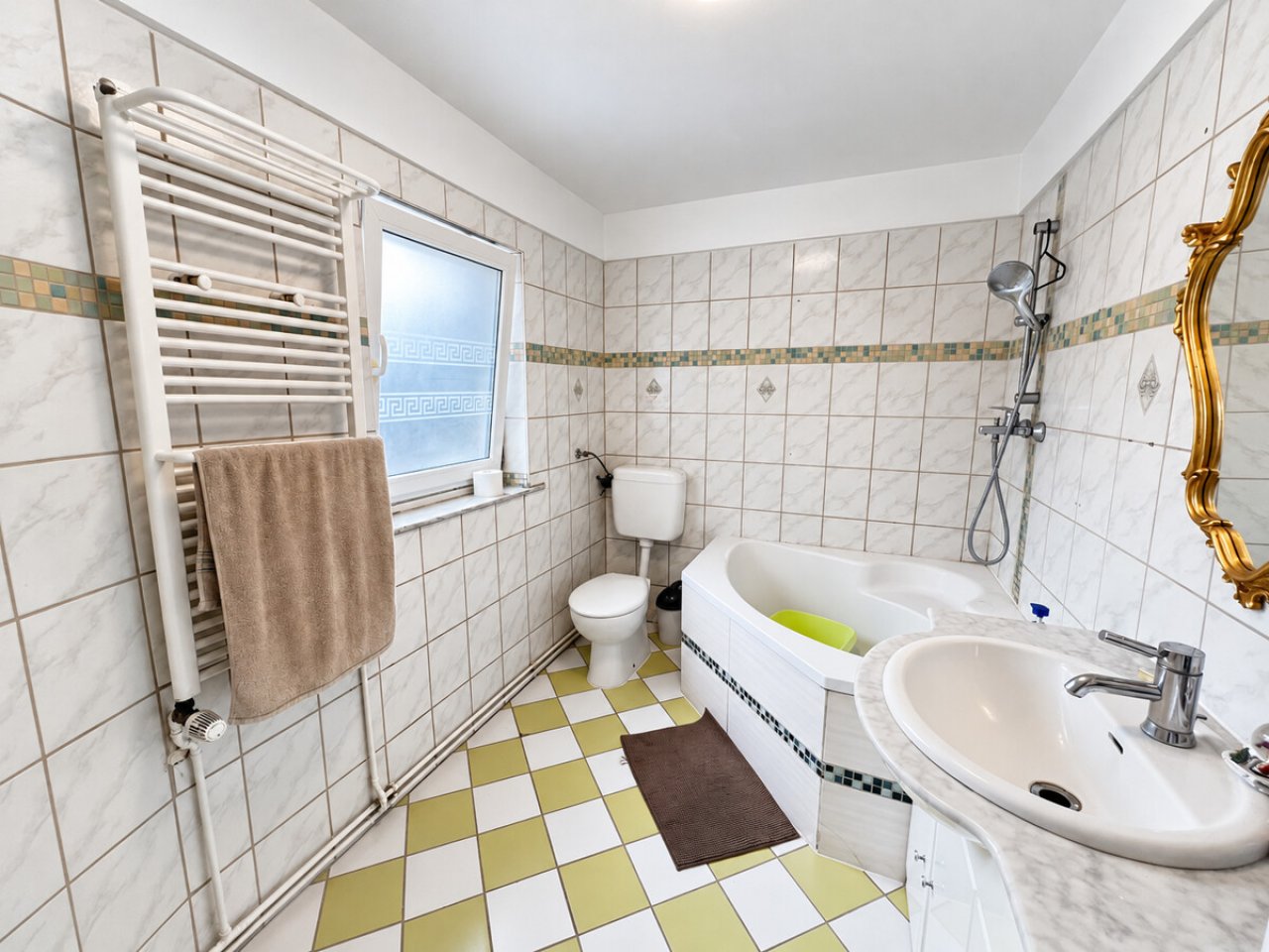 Angebautes Badezimmer mit Duschwanne Angebautes Badezimmer mit Duschwanne