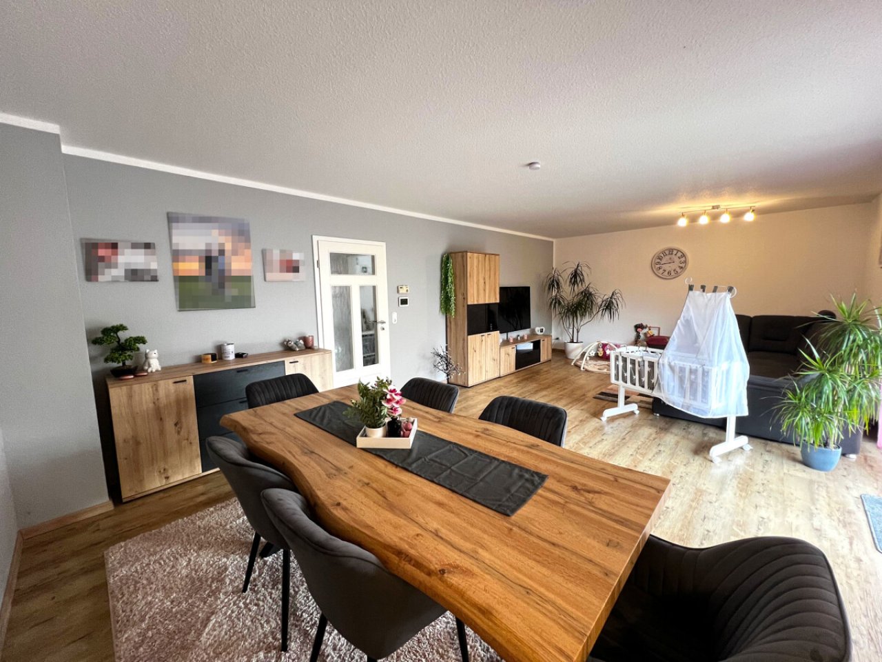 Großer Wohn- und Essbereich mit Zugang Terrasse