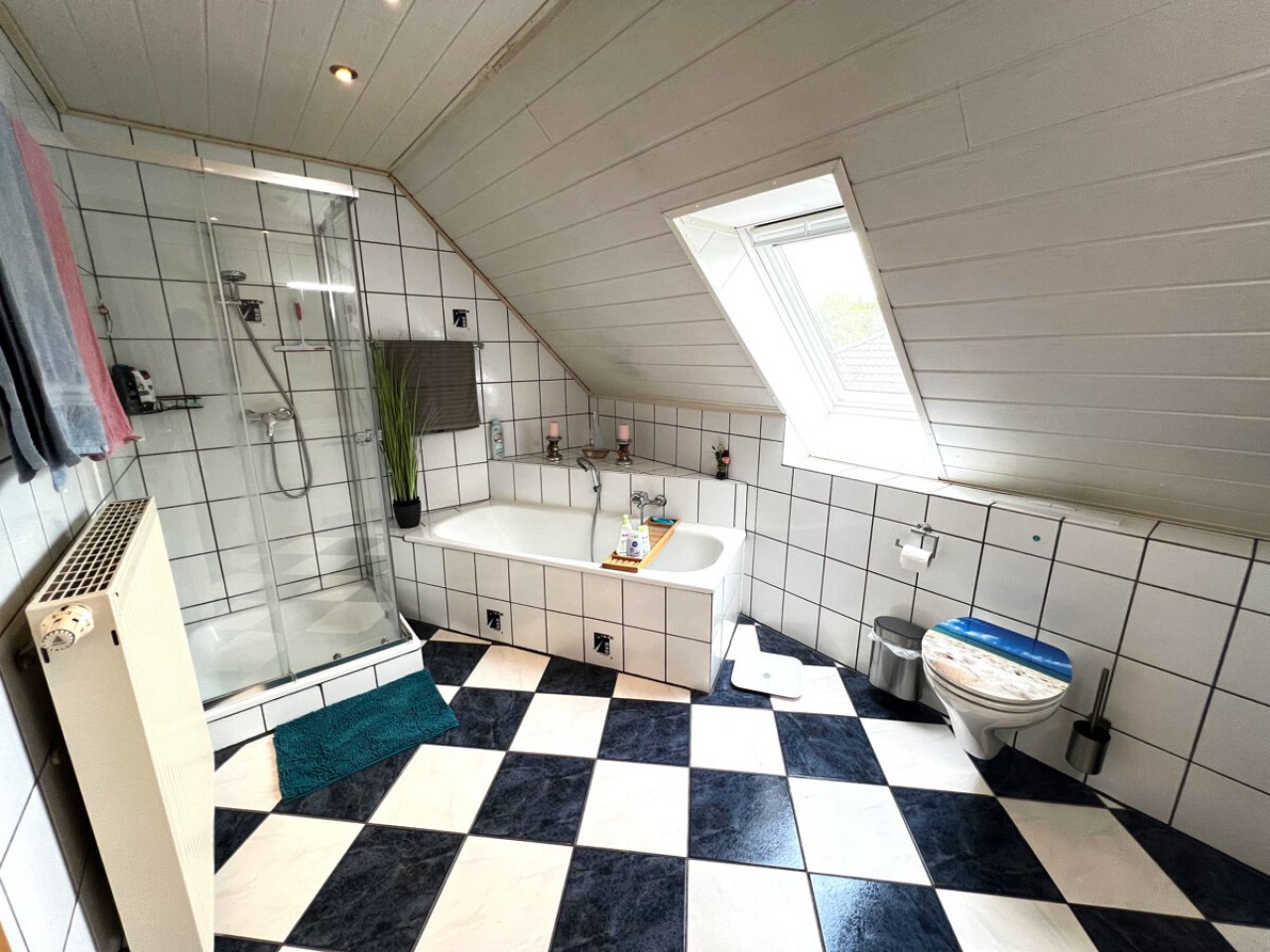 Tageslichtbad mit Dusche und Badewanne